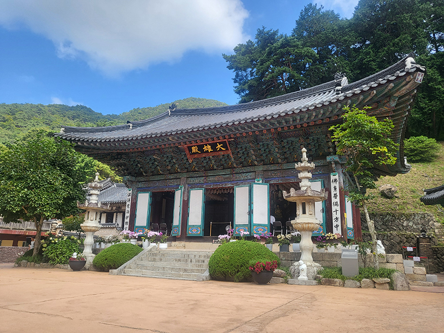 동학사 대웅전