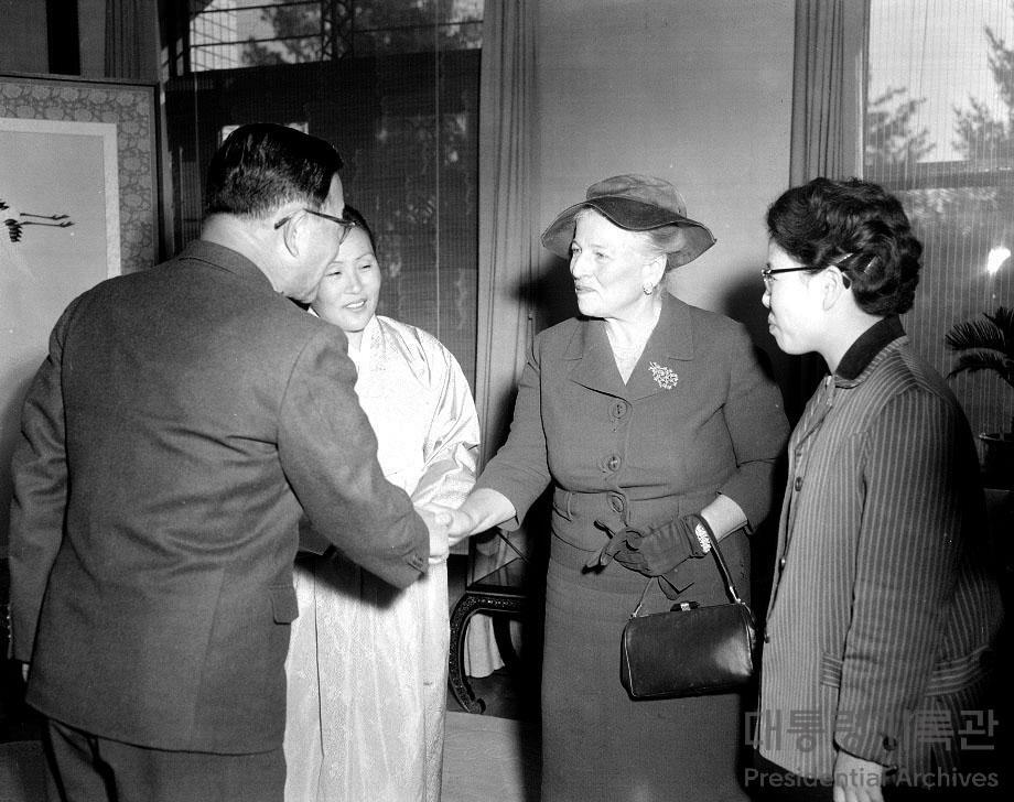 펄벅과 윤보선 대통령