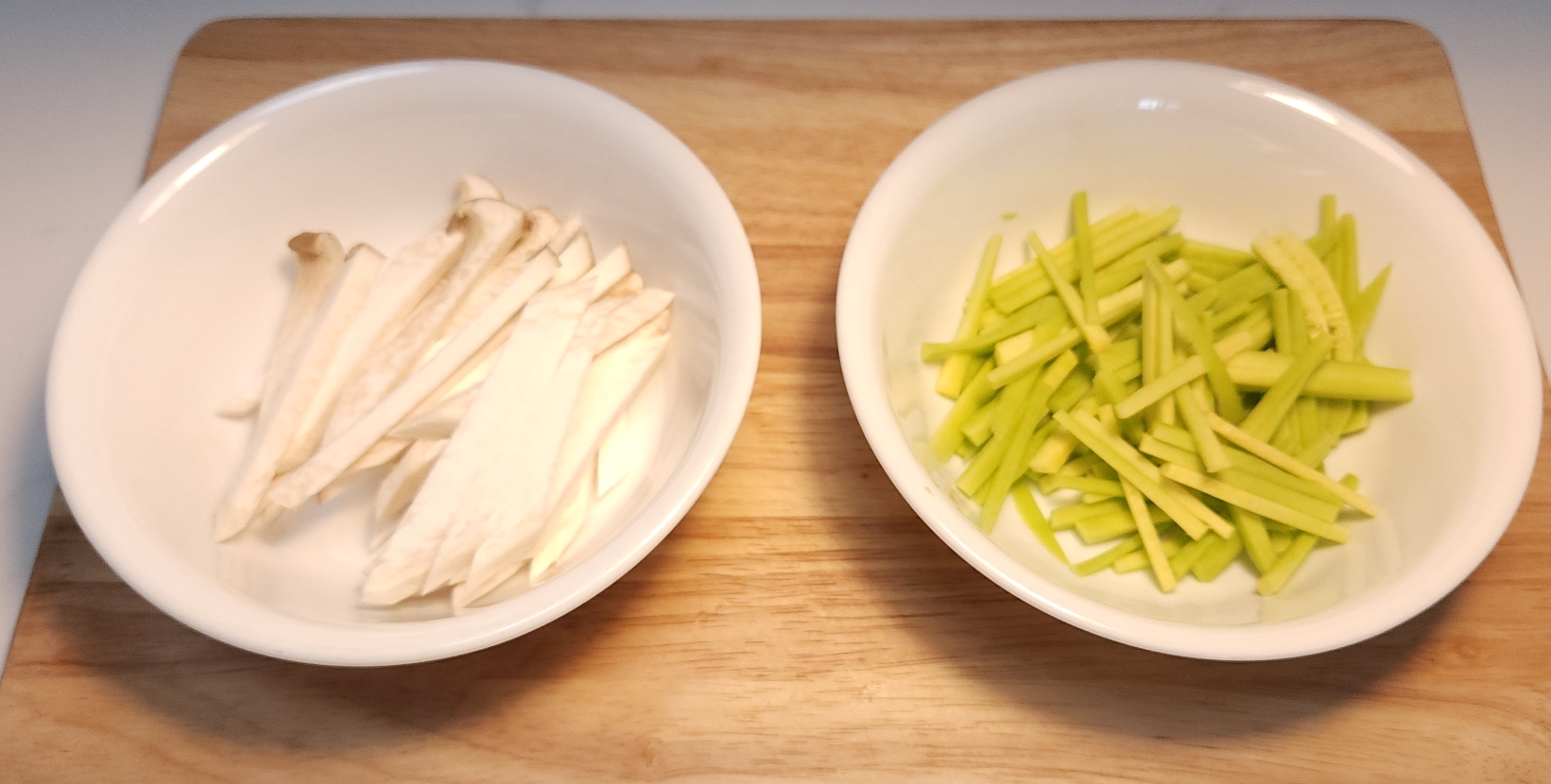 버섯과 호박을 썰어 놓은 이미지