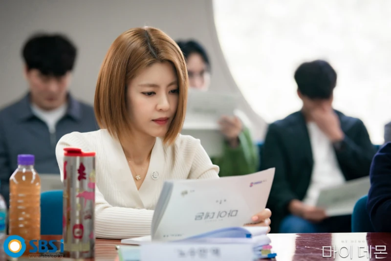 흰 상의에 밝은 갈색 단발을 하고 있는 드라마 마이 데몬의 노수안