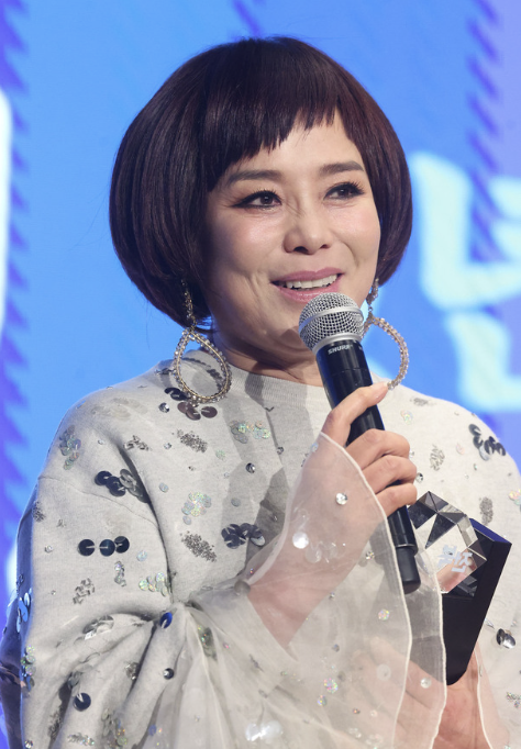 무대에 올라 수상 소감을 전하는 트로트 가수 현숙