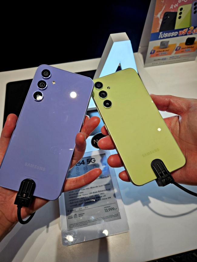 바이올렛 색상과 라임 색상의 갤럭시A54 뒷면 입니다.