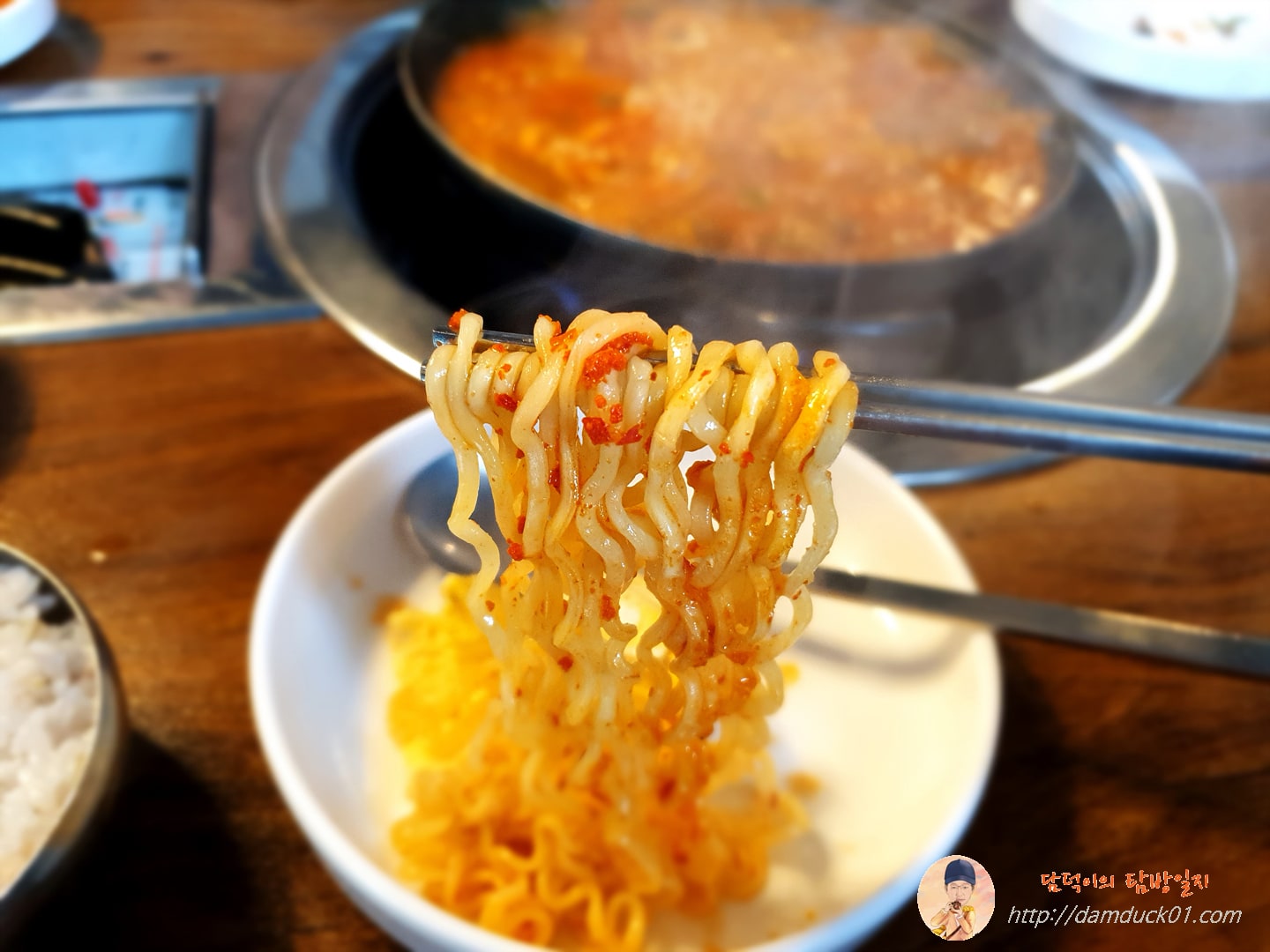 고춧가루 묻은 라면