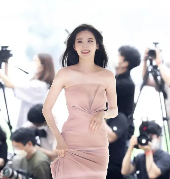 환승연애3- 사람들이 많이 모인 장소 분홍색 어깨가 없는 원피스를 입고 긴머리를 풀은채 웃으며 걷는 유라