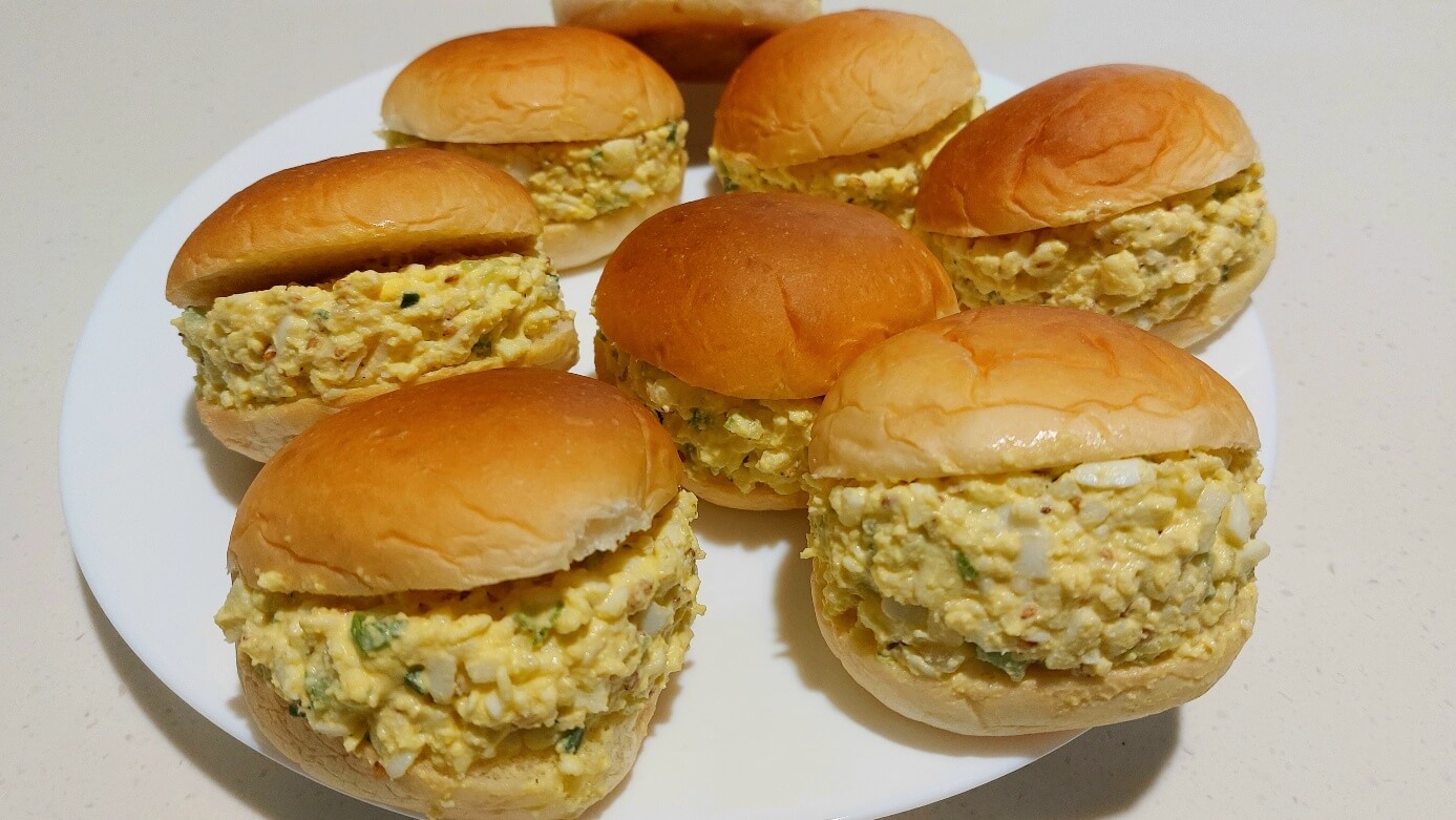 에그마요 속으 넣은 모닝빵 사진