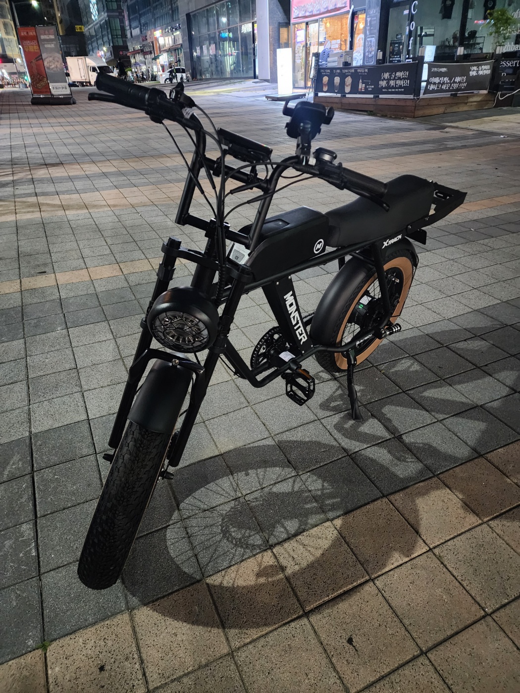 AU테크 엑스트론 몬스터 팻바이크의 전면 모습. 강인한 디자인과 두꺼운 타이어가 인상적인 전기자전거.