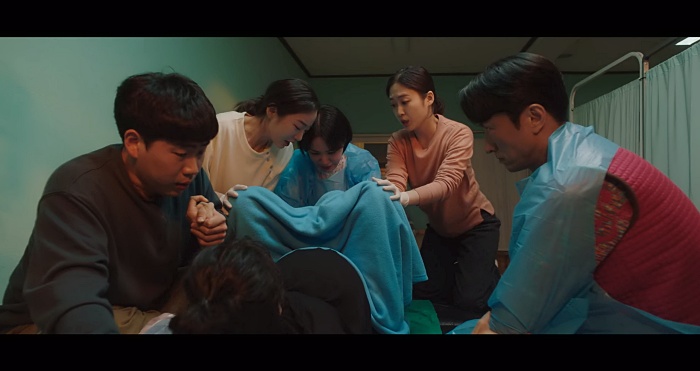 출산을-돕고-있는-병원직원들