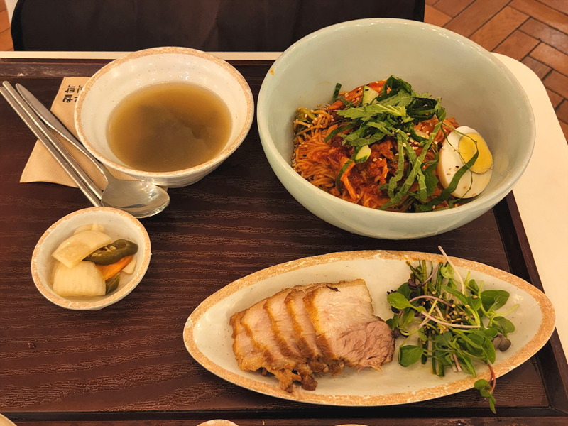 무월식탁_비빔국수와_보쌈