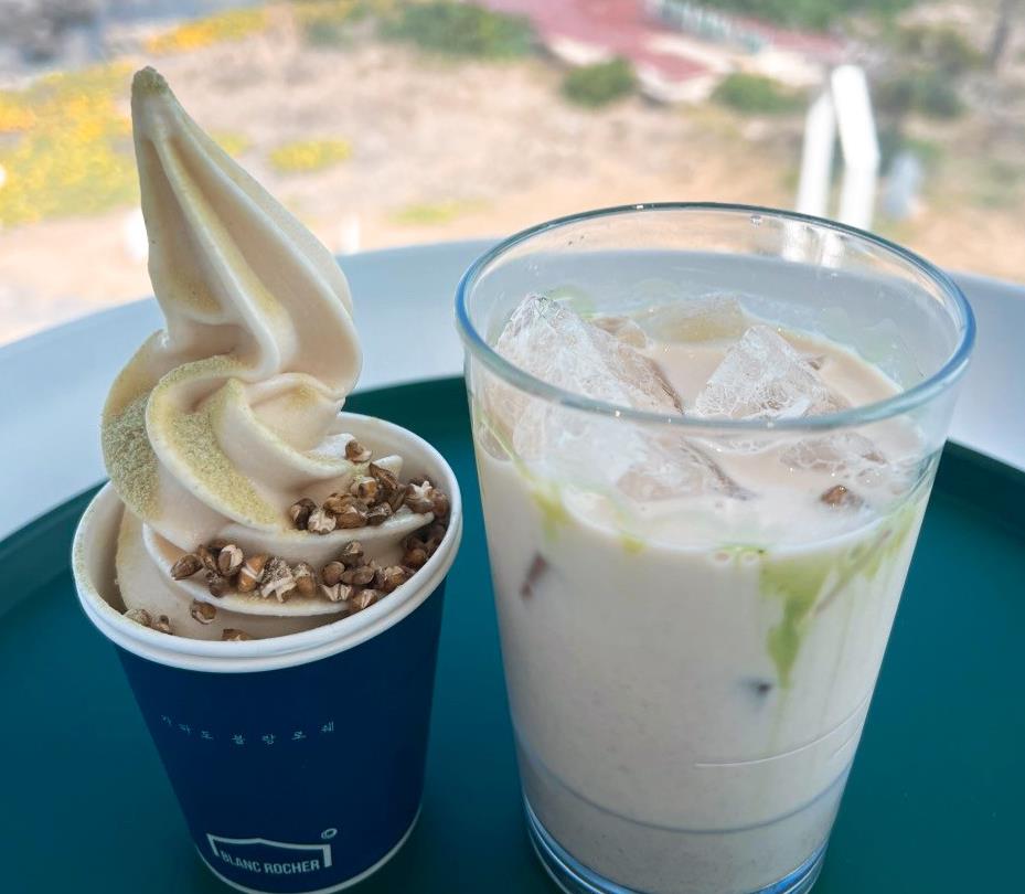 쟁반에 담긴 6시내고향 서귀포 청보리미숫가루 청보리아이스크림