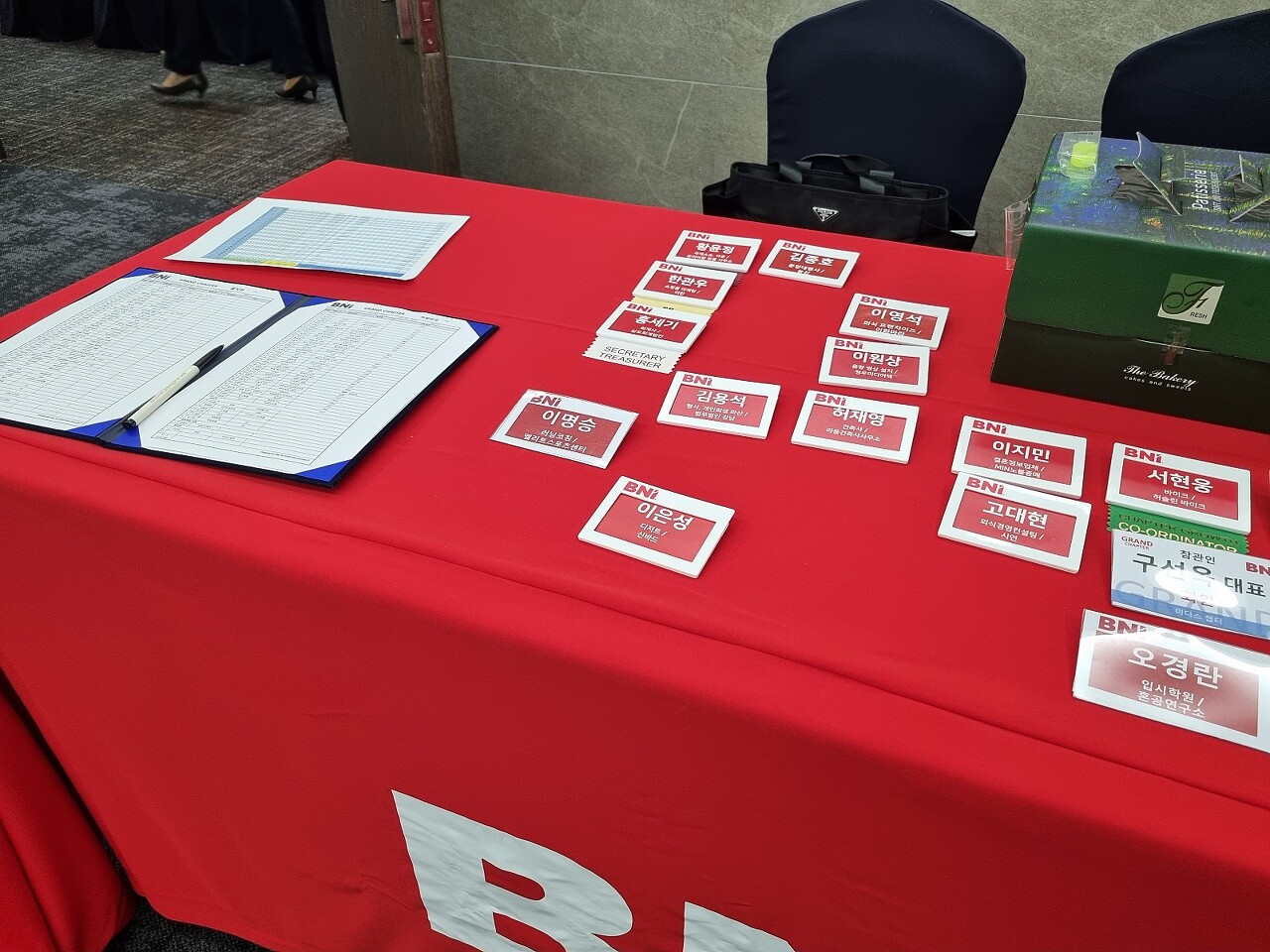 테이블 위에 각 비엔아이 그랜드챕터 멤버 10여개의 명찰이 있습니다.