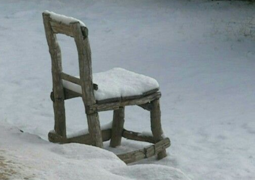 눈이 쌓여 있는 빈의자