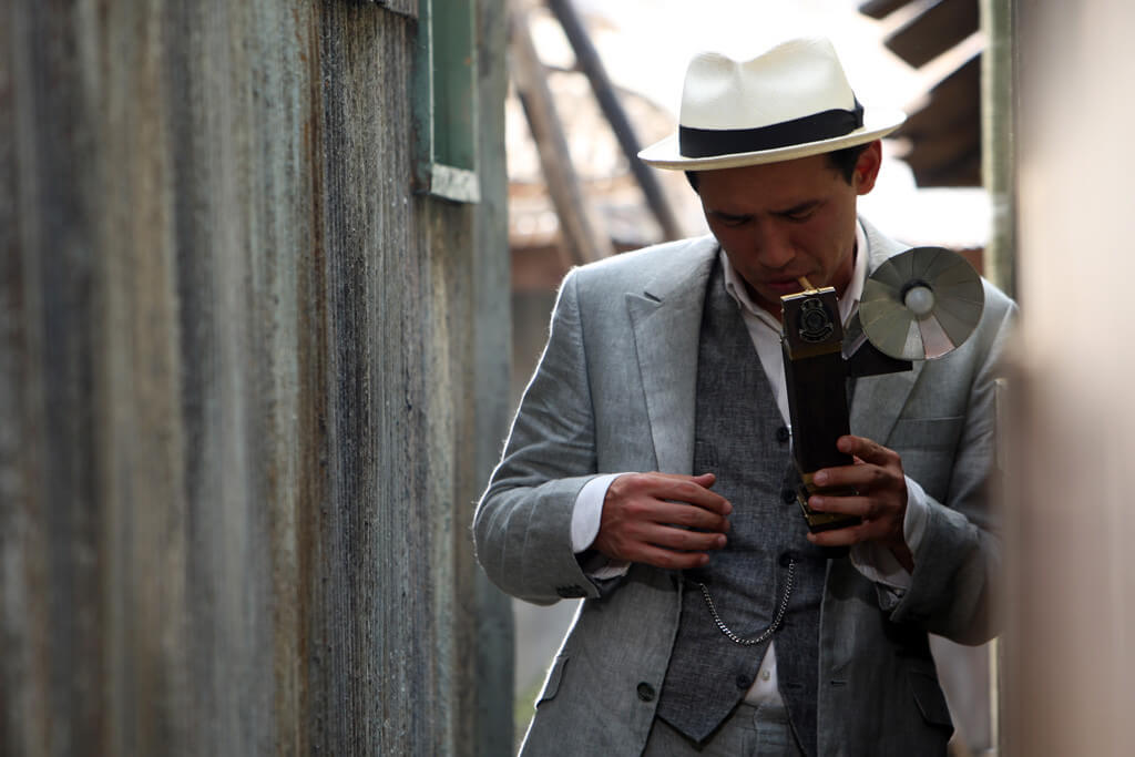 카메라를 들고 담배를 피고 있는 진호