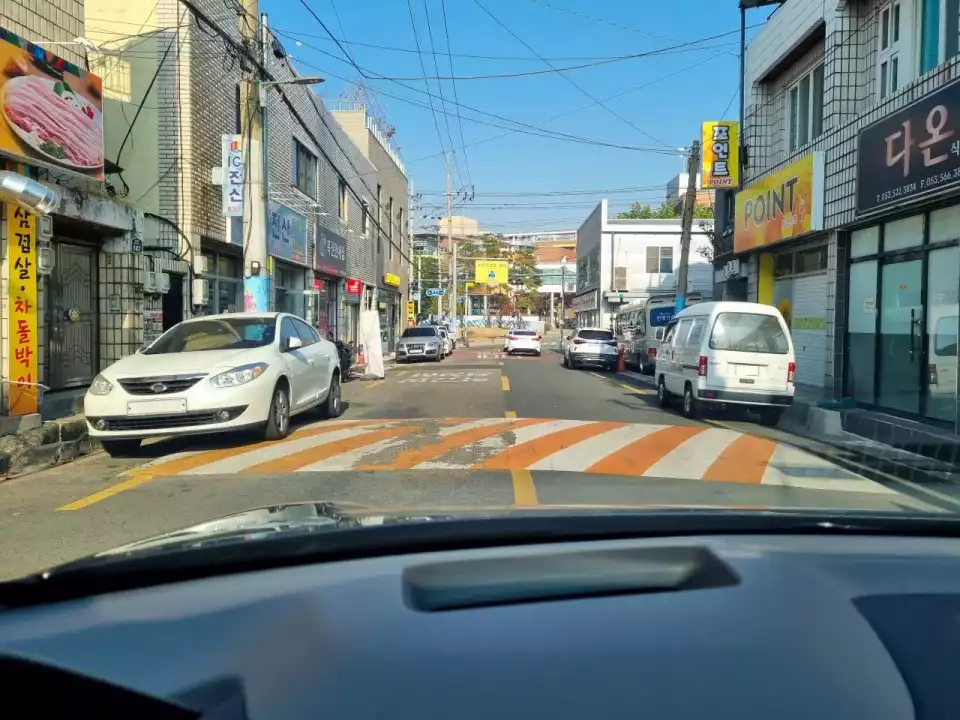 아이오닉 6로 근처 골목을 지나던 장면입니다.