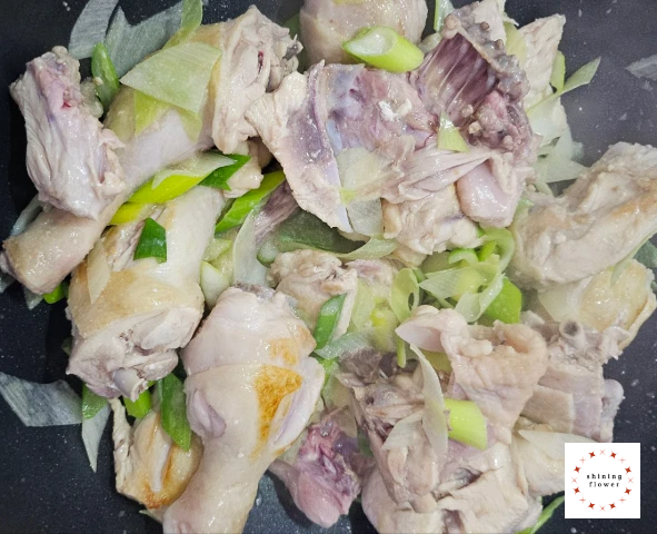 닭볶음탕-대파와 마늘 넣은 후 웍질 하기