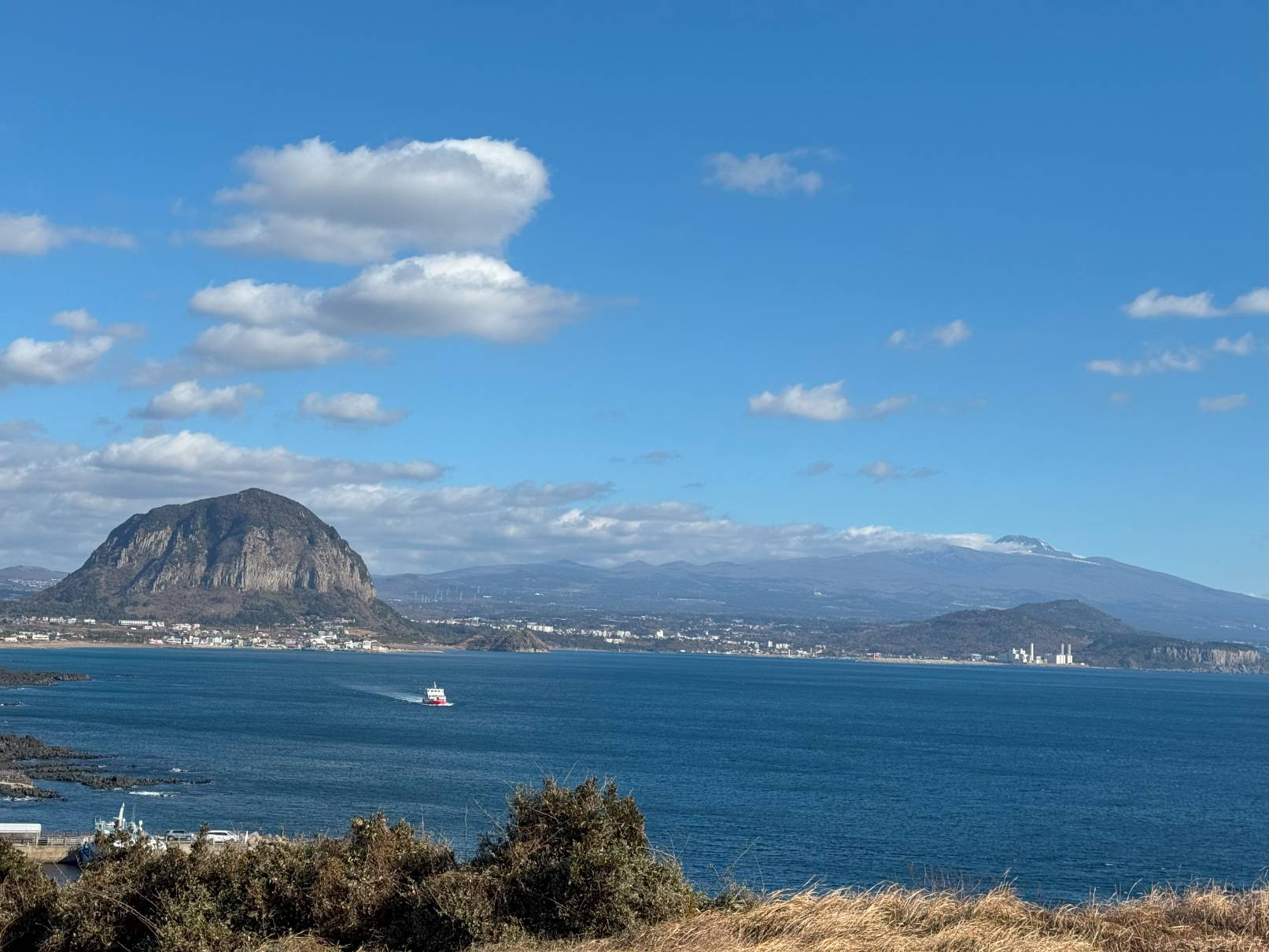송악산 입구서 바라본 산방산과 한라산