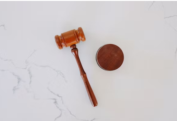 판사의-판결-방망이가-책상에-놓여있다