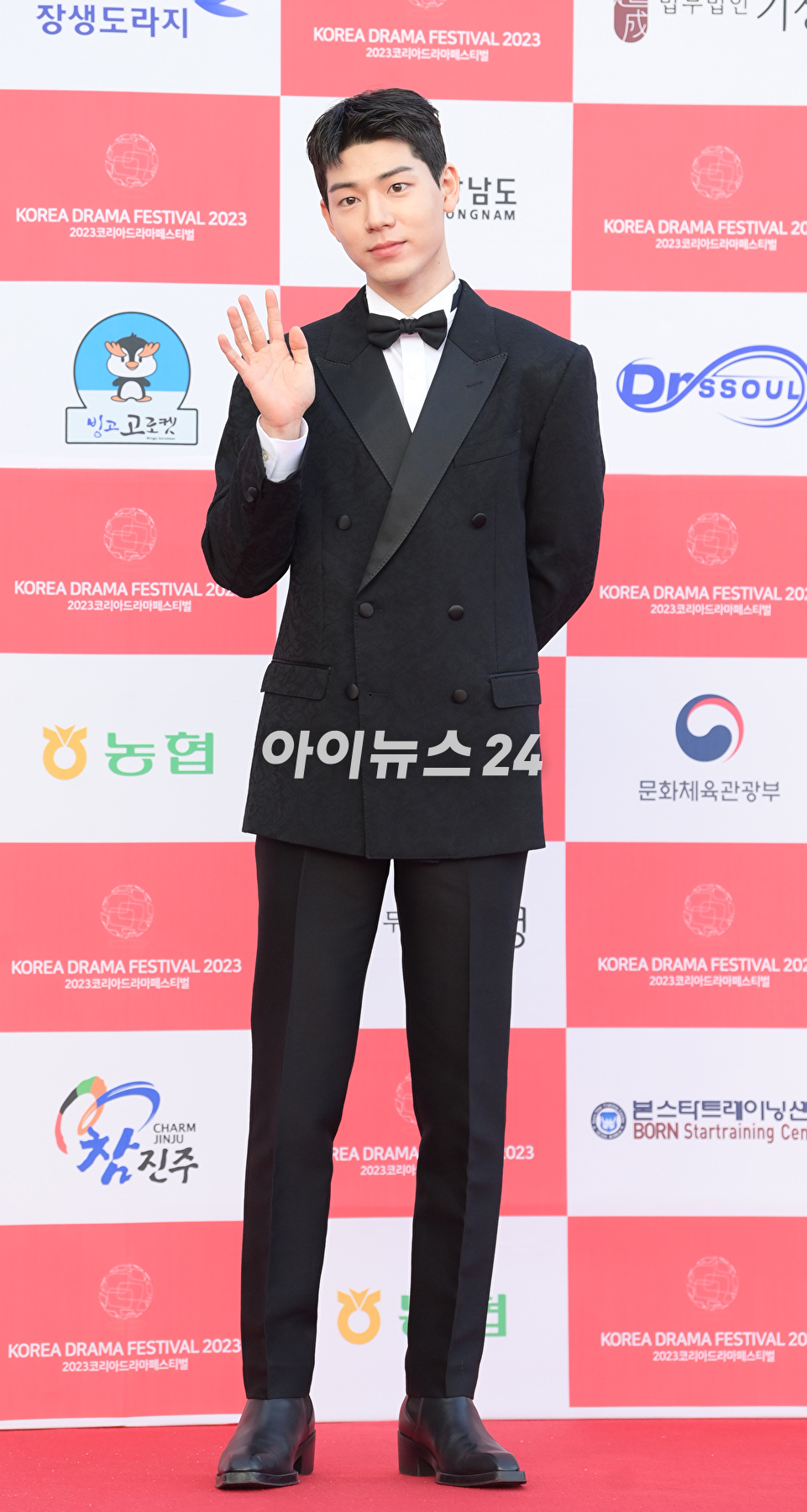 배우 배현성이 14일 오후 경남 진주시 경남문화예술회관에서 열린 '2023 코리아드라마어워즈' 레드카펫 행사에 참석하고 있다. [사진=정소희 기자]