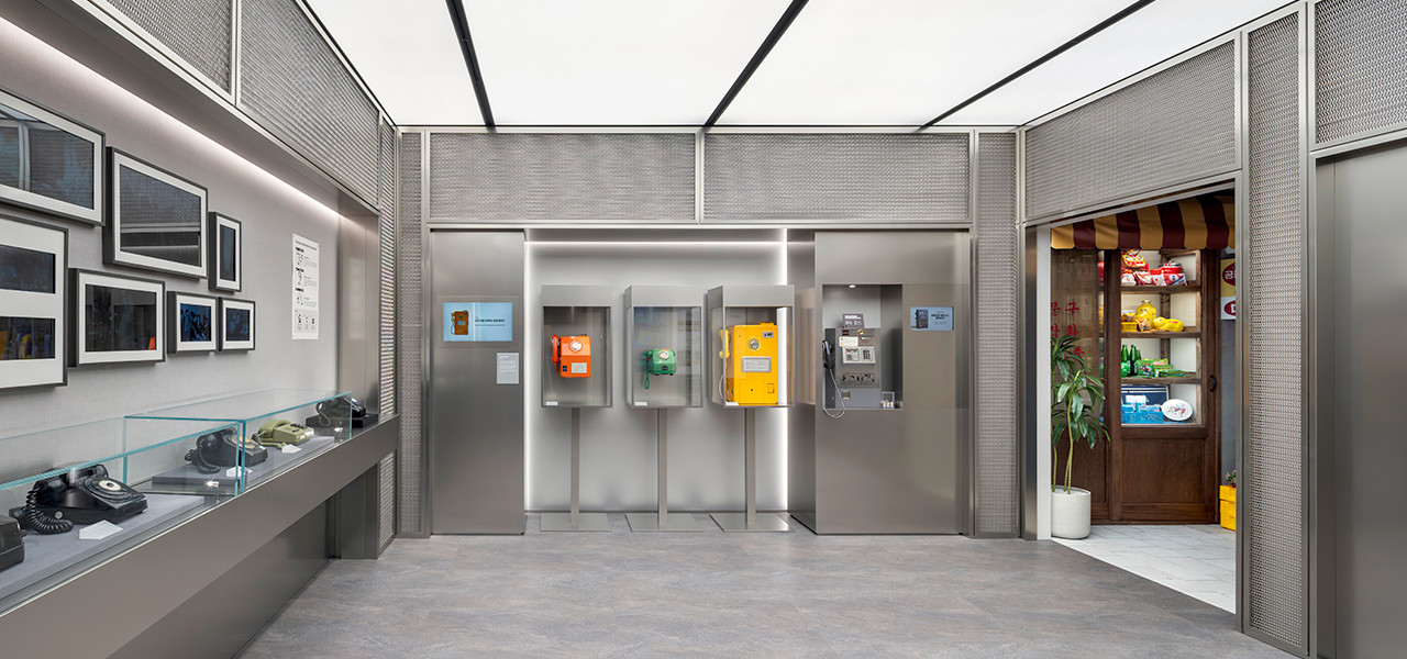 KT 온마루 역사 전시관에 진열된 레트로 전화기와 삐삐