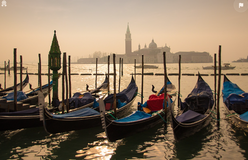 이탈리아 곤돌라가 있는 바다