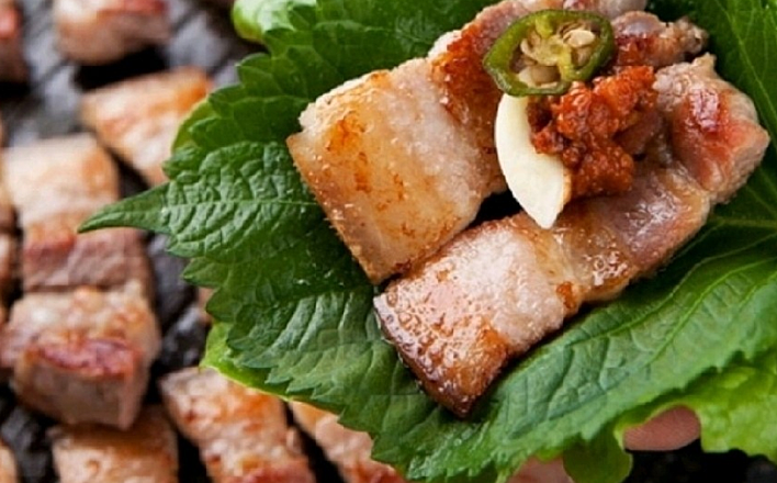 깻잎에 마늘과 삼겹살을 싸서 먹어 보세요