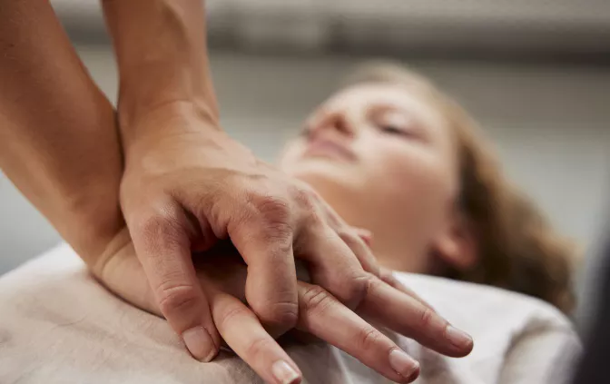 심폐소생술-순서-CPR-가슴-압박-위치