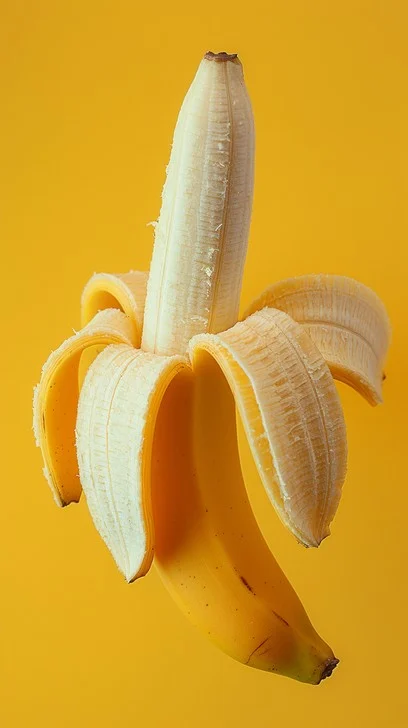 껍질을 반쯤벗긴 바나나의 이미지