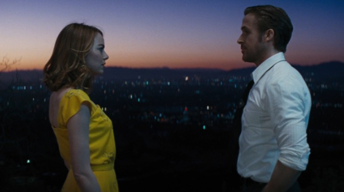 라라랜드-마주보고 있는 남자와 여자주인공