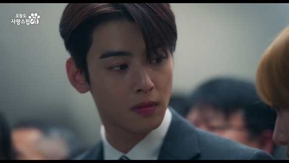 회색 정장 차림으로 옆을 바라보는 진서원 역 차은우