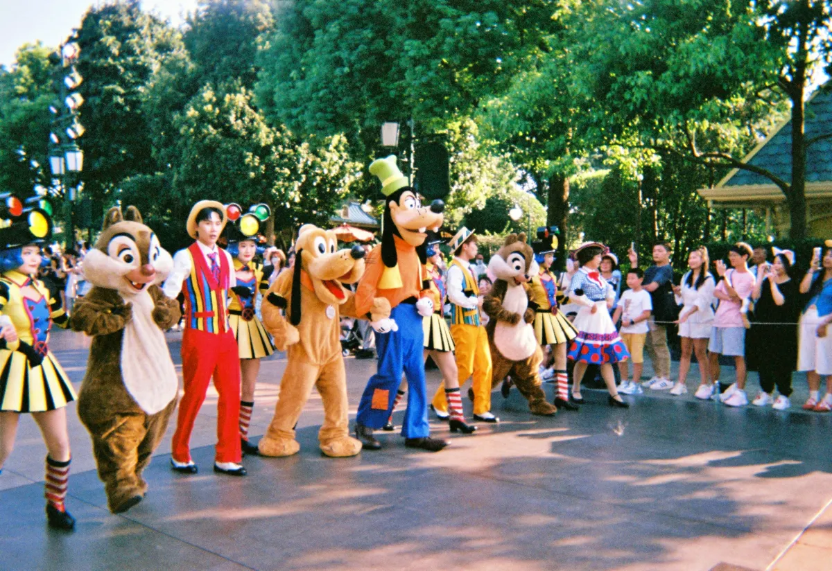 디즈니-캐릭터-분장한-사람들이-한줄로-서있는-모습