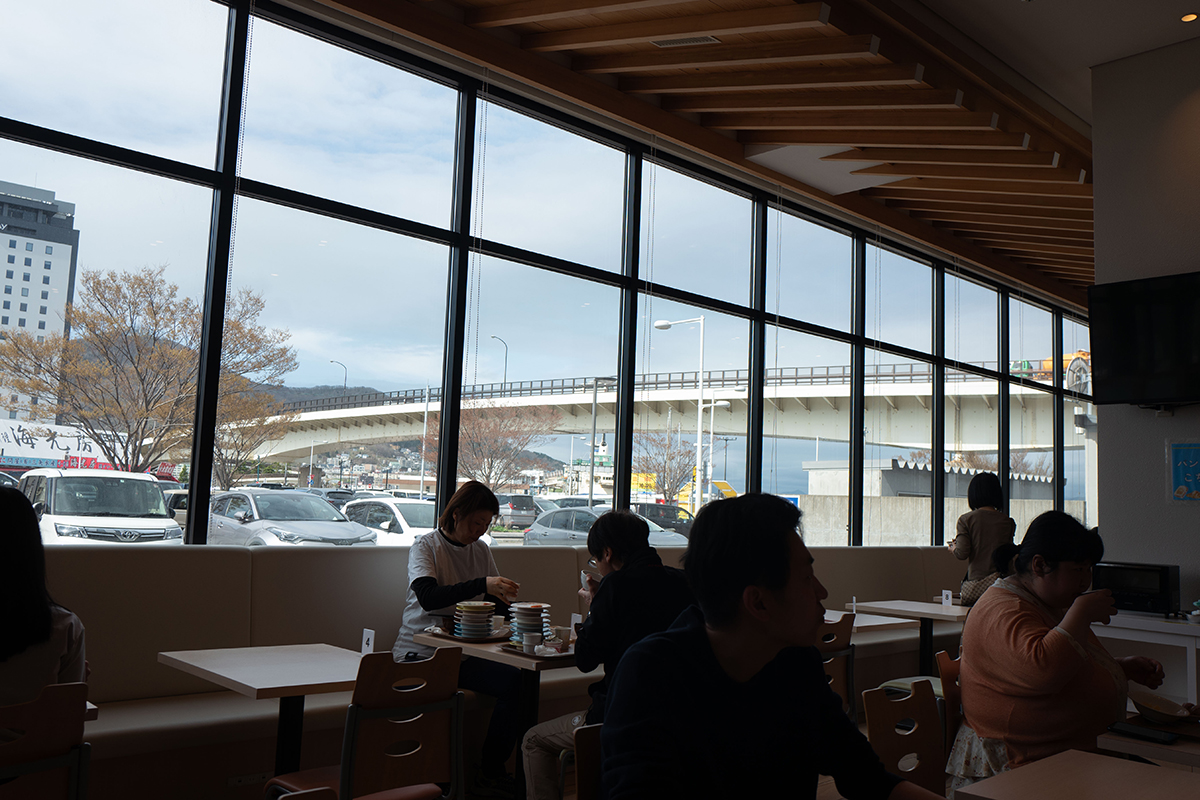 레스토랑 창가 앞에서 사람들이 식사를 하고 있는 모습. 벽 기둥을 기준으로 수평을 맞춰 수평은 맞지만, 광곽의 왜곡때문에 창의 왼쪽 부분은 크고 비대하게 오른쪽은 작게 표현됐다