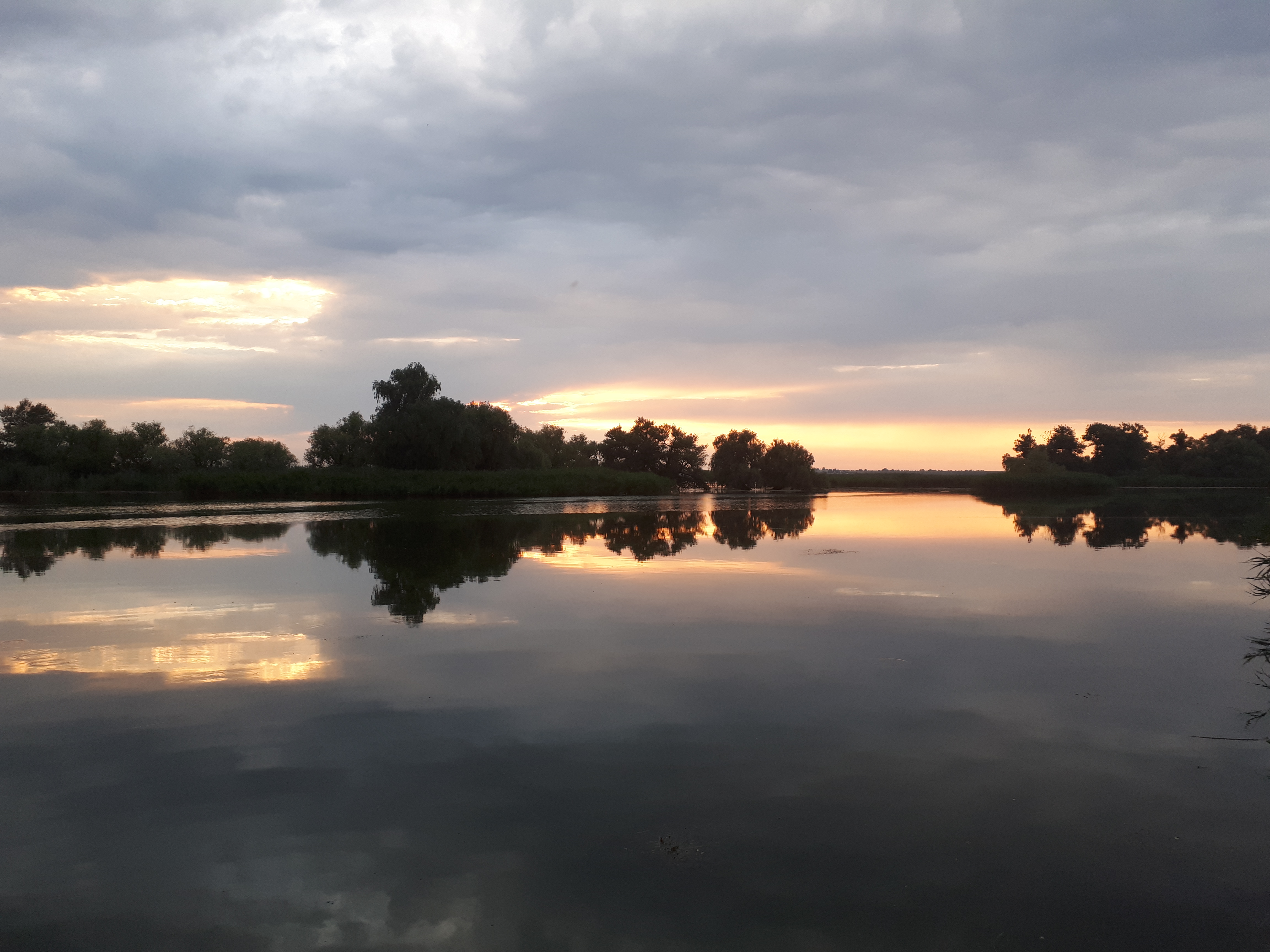 우크라이나 타브리스크 카호우카 저수지에 비친 노을