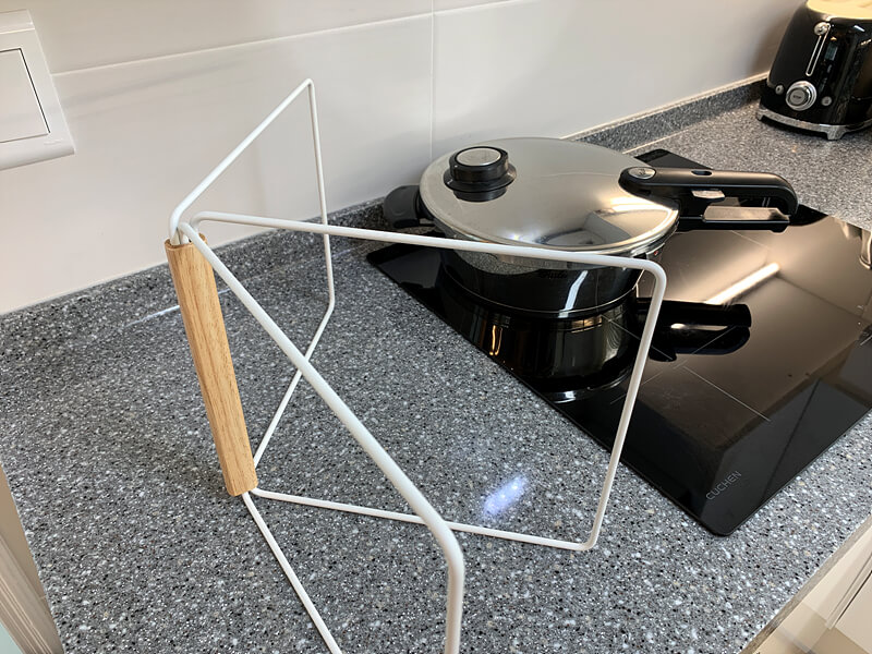 주방 싱크대 위에 3단 행주걸이대를 펼쳐서 세워놓은 모습입니다.