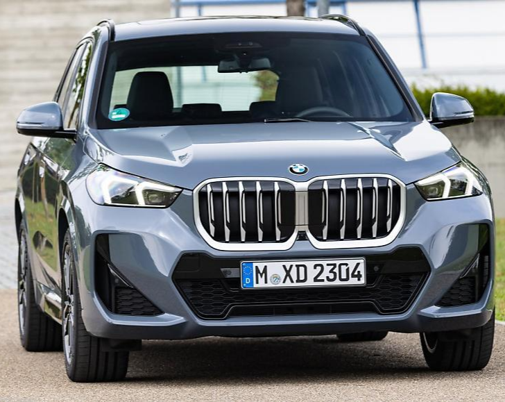 BMW 뉴 x1 x드라이브20i 정면에서