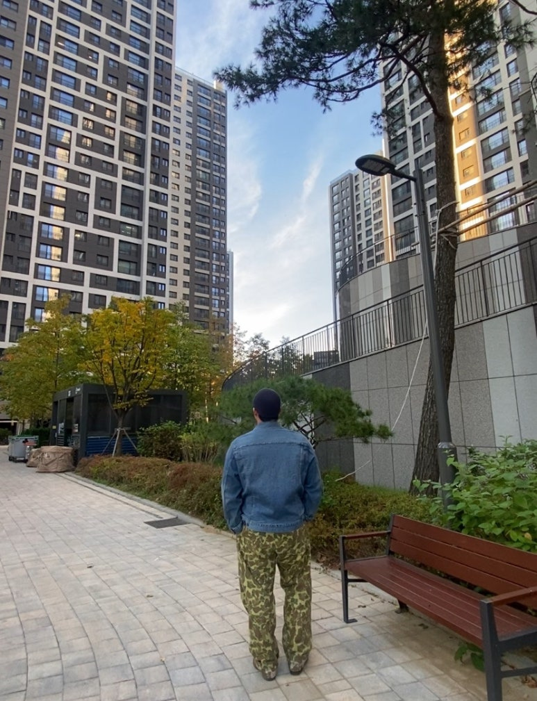 데일리룩(2024. 10. 26.)무신사스탠다드 숏비니 워치캡, 나이키 베이직티셔츠, 칼하트 청자켓, 브론슨 M43 카모카고팬츠, 레드윙 아이언레인저 스웨이드 8083 호손뮬스키너