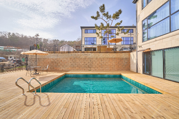 바달979 실외 수영장