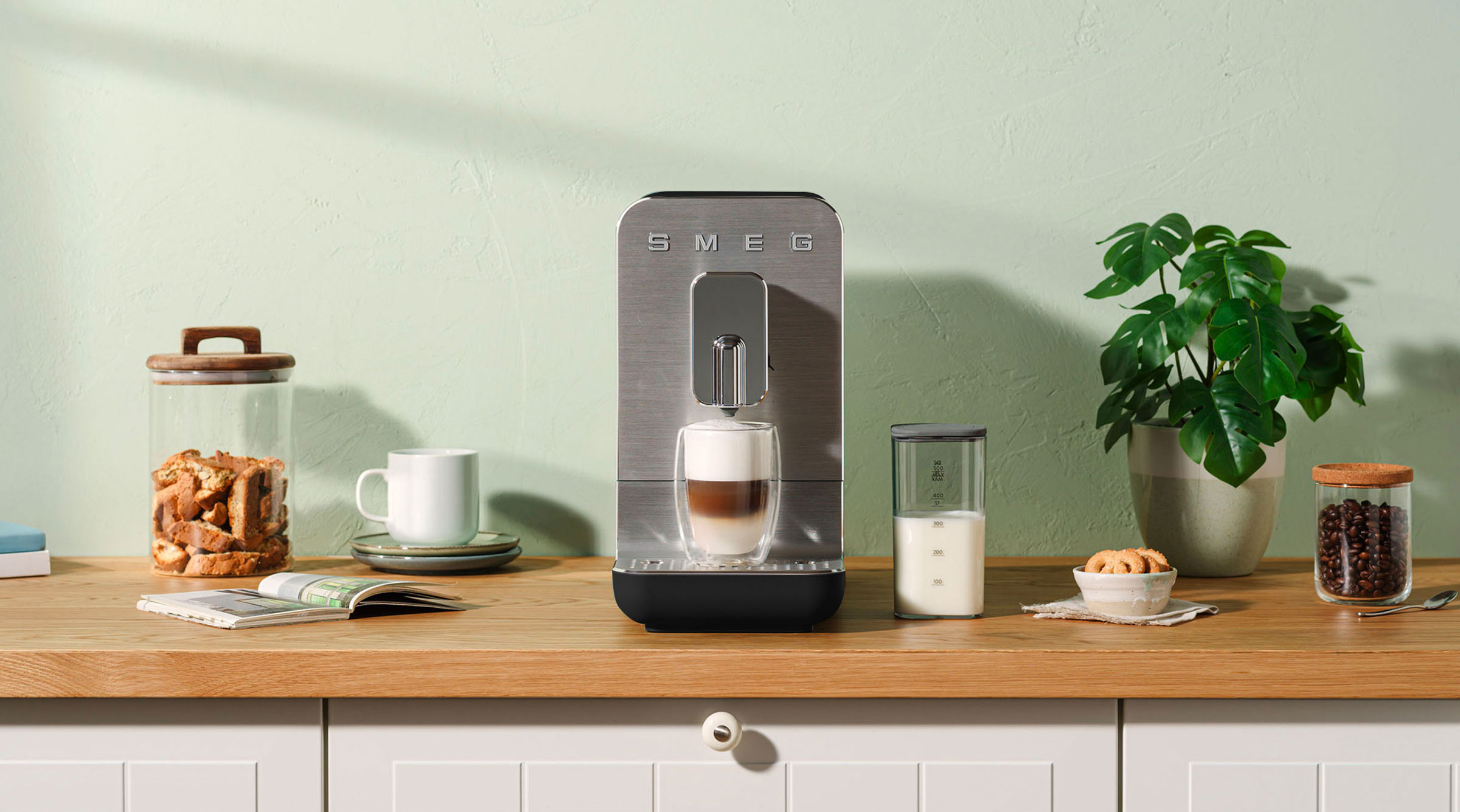 스메그 전자동커피머신이 라떼를 만드는 장면