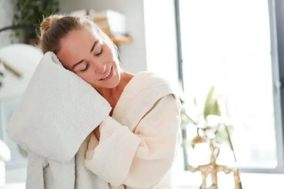 수건으로 머리를 닦는 여성의모습