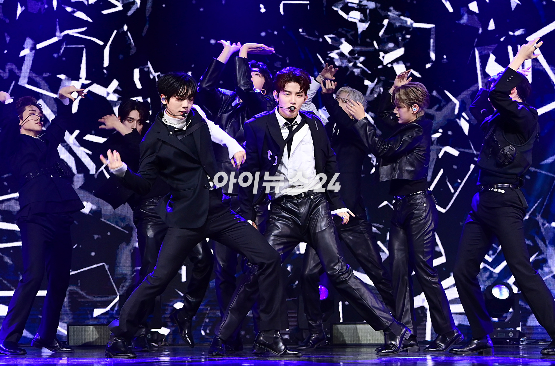 그룹 제로베이스원(ZEROBASEONE)이 5일 오후 서울 광진구 예스24라이브홀에서 열린 두 번째 미니앨범 '멜팅 포인트'(Melting Point) 발매 기념 쇼케이스에서 포토타임을 갖고 있다. [사진=정소희 기자]