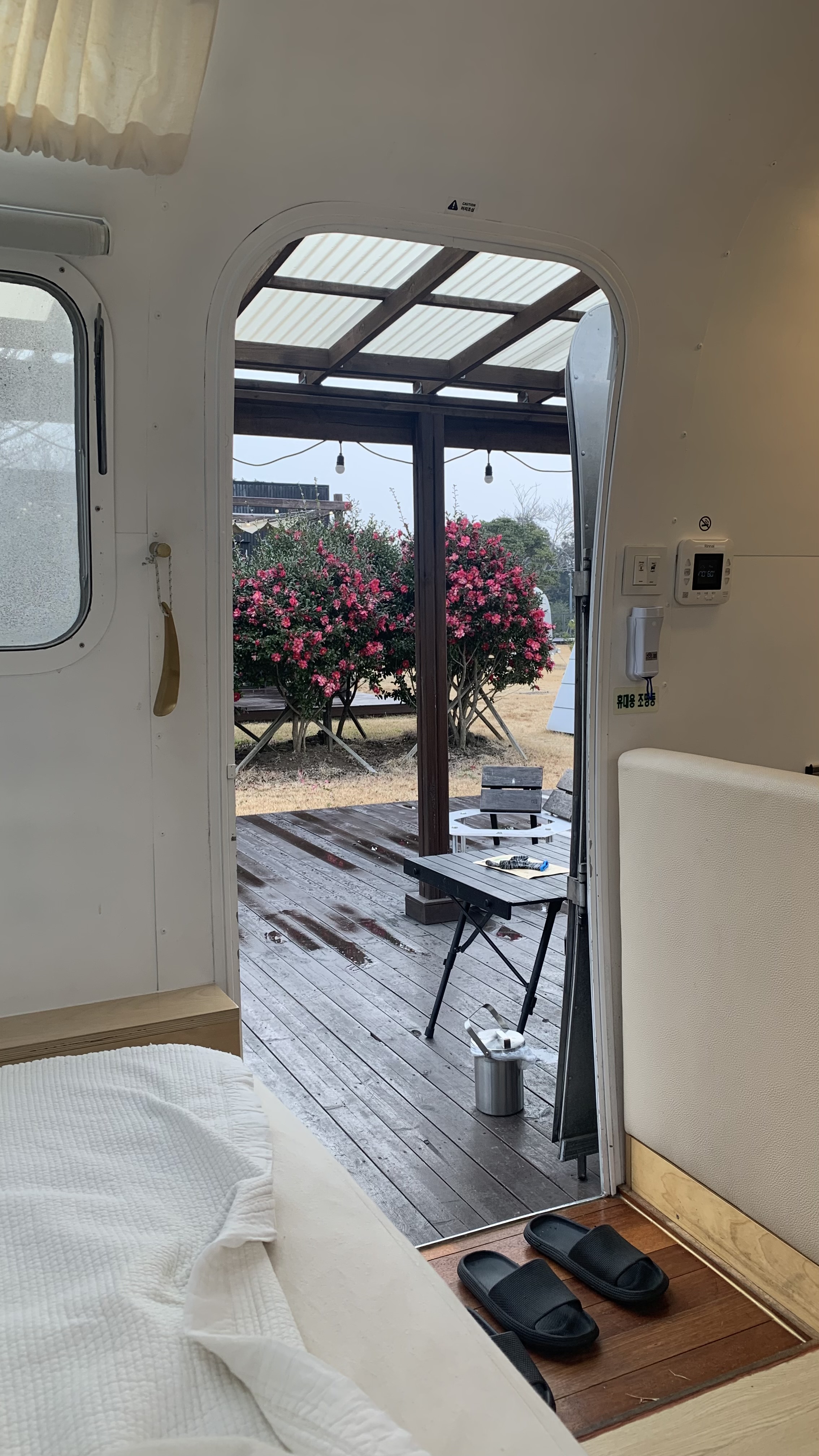 제주도에서 찾은 감성 글램핑 숙소 어라운드폴리 리뷰 - 겨울 에어스트림 숙박 후기