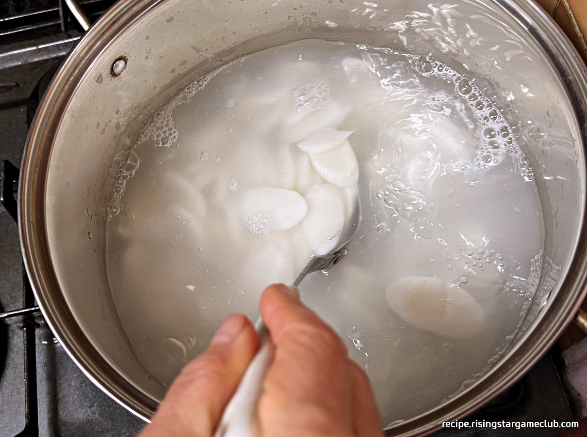 물 1L에 떡을 넣고 끓는 동안 국자로 저어주는 사진