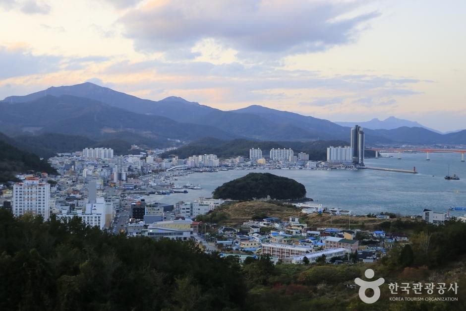 완도타워 전망대에서 올려다 본 다도해