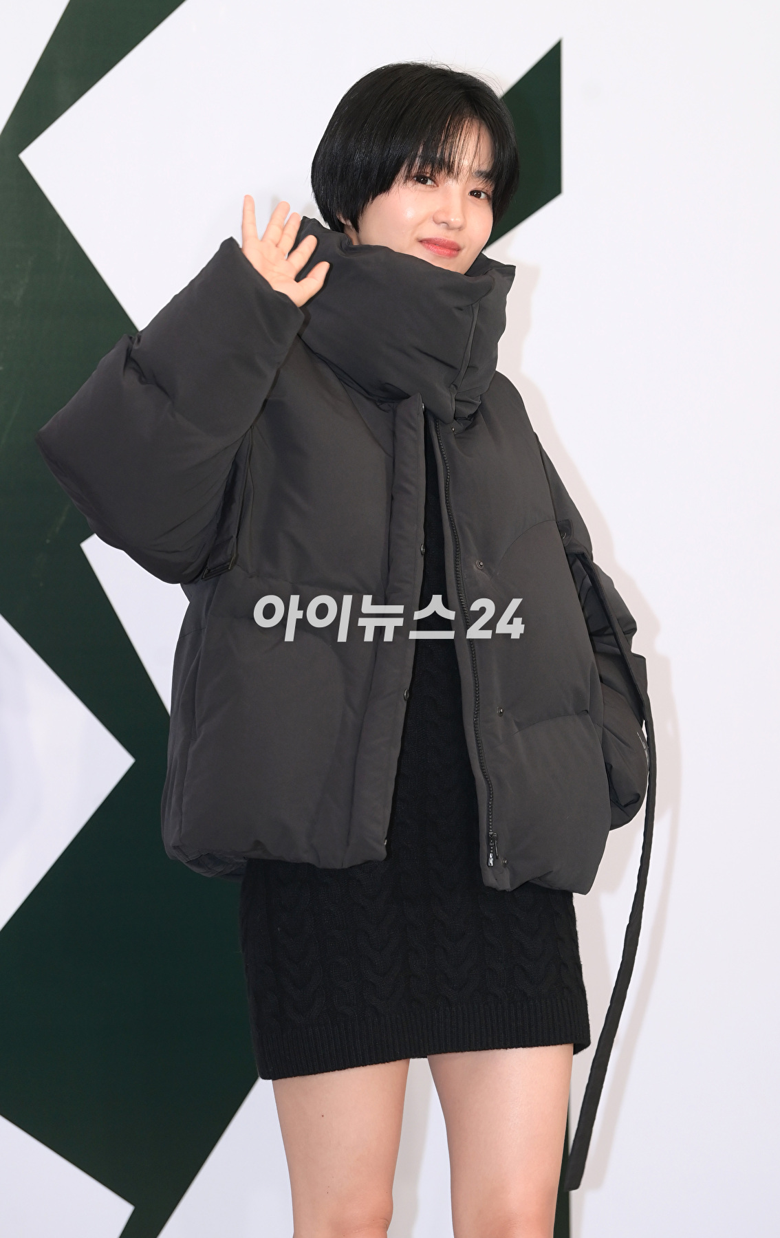 배우 김태리가 26일 오후 서울 용산구 레이어20 스튜디오에서 열린 코오롱스포츠 창립 50주년 기념 '에버그린 에너지' 캠페인 포토월 행사에 참석하고 있다. [사진=정소희 기자]