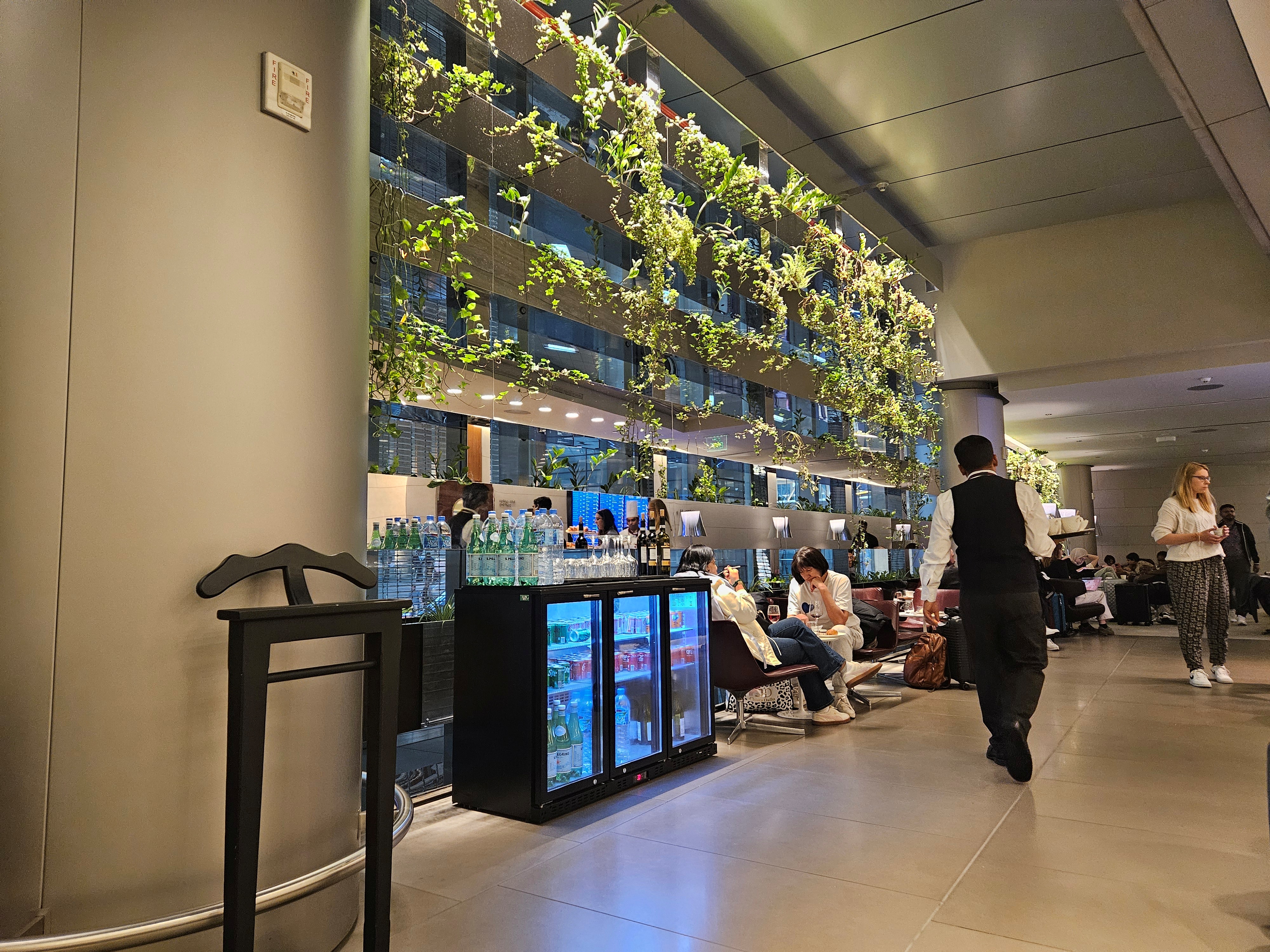 알마하-라운지-무료음료-냉장고-실내-이용고객