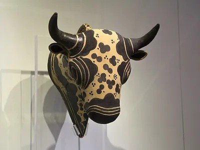 미노아 문명의 황소 모양의 의식용 장식. 뿔이 달린 실물 크기의 소 머리 모양 장식.