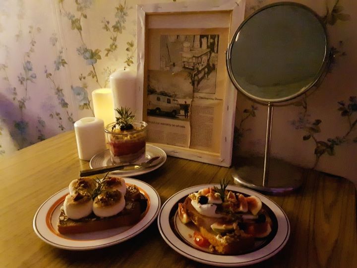 테이블에-놓여진-토스트-두개와-요거트