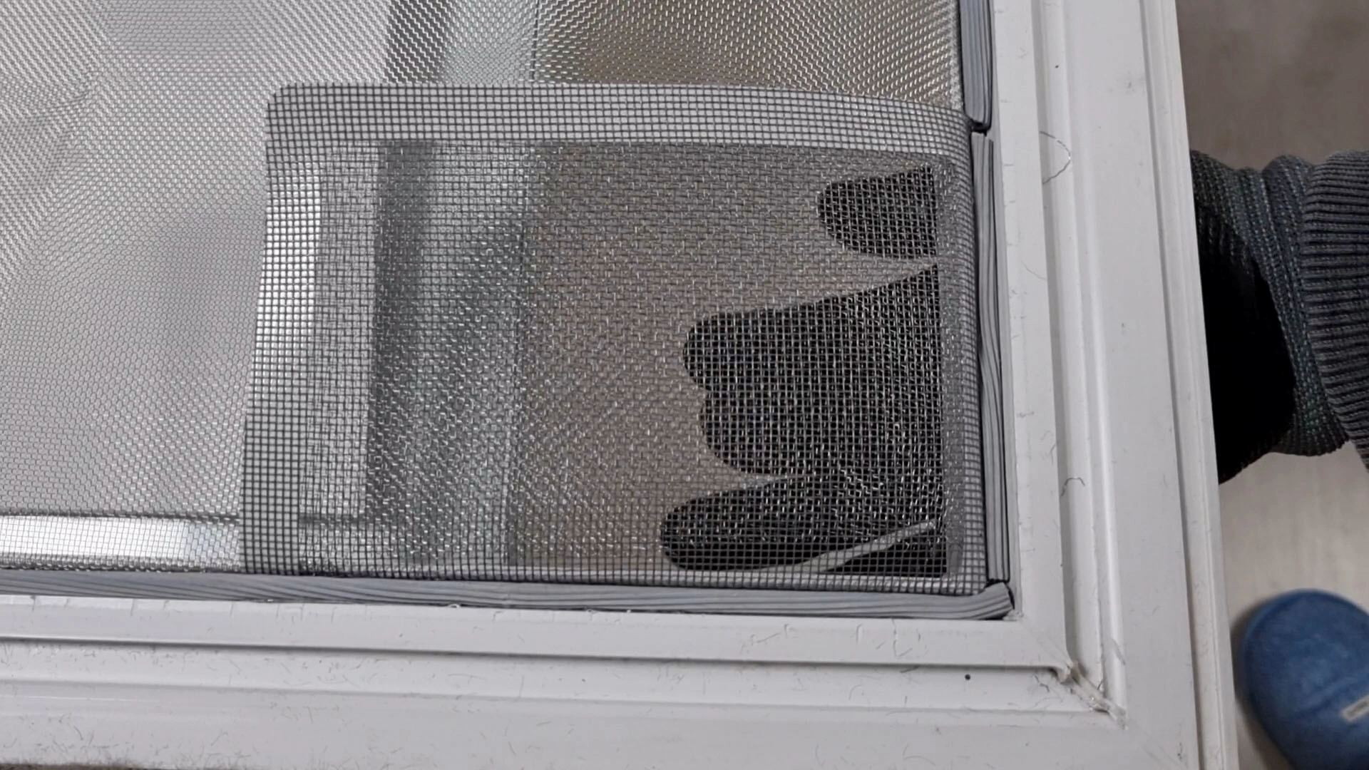 방충망 모서리 고정 모습