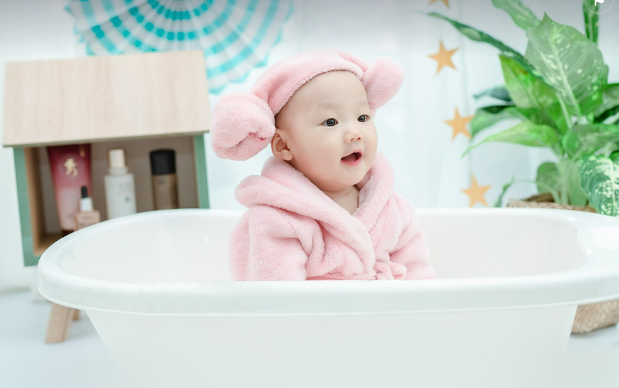 욕조에 가운 입고 있는 아이