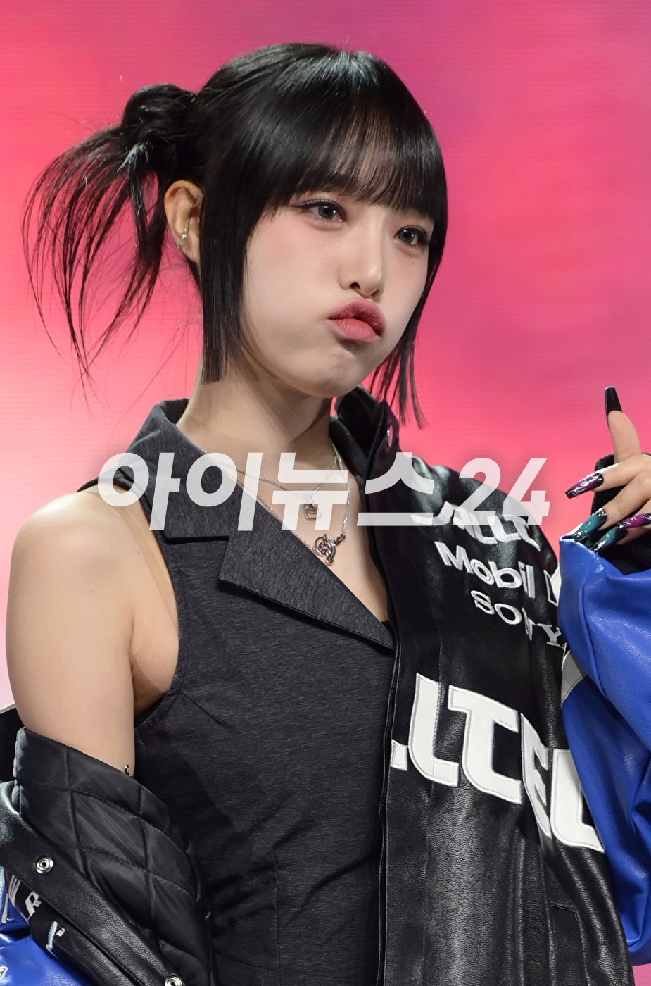 가수 최예나가 16일 오후 서울 용산구 한남동 블루스퀘어에서 열린 최예나 첫 번째 싱글 앨범 'Love War' 발매 기념 미디어 쇼케이스에 참석해 포즈를 취하고 있다. [사진=정소희 기자]