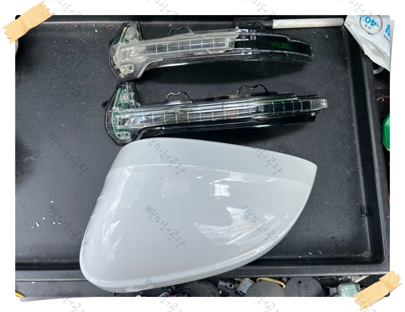아우디 A4 (5세대 B9) 흰색 상단커버와 깜박이 부품