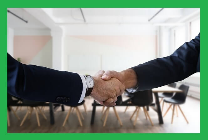 구직후-악수